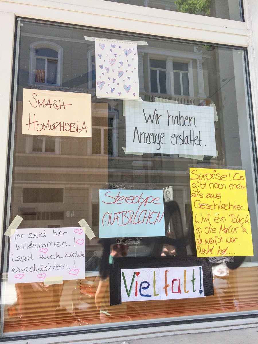 Heute hat OB <a href="/BelitOnay/">Belit Onay</a> das #QueerUnity des <a href="/andersraum/">Andersraum e.V.</a> besucht, welches am Wochenende mit homophoben Slogans beschmiert wurde. 
Menschen haben über Nacht die Schmierereien mit Solidaritätsbekundungen überklebt! So reagiert man. #Hannover lebt #Solidarität!

#HierJetztAlle