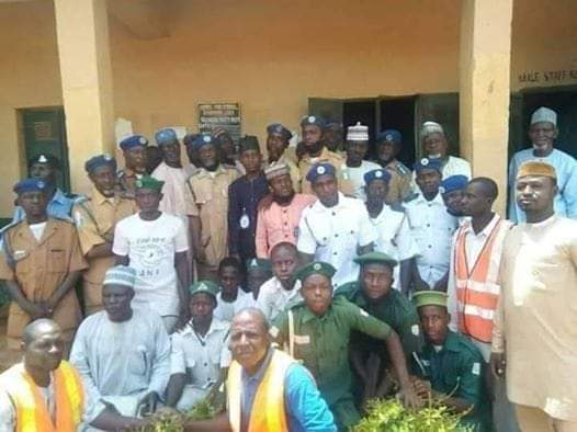 Sh4Zk's tweet image. United we stand and divided we fall. 
Various Islamic groups that includes : Darika, Sheikh Zakzaky Shia supporters ,Izala,Hizba etc at Dandume IDP camp assisting the oppressed people that were displaced by bandits.
Kudos.

#UnityIsPeace #UnityIsPower @ArewaTwiter @gimbakakanda