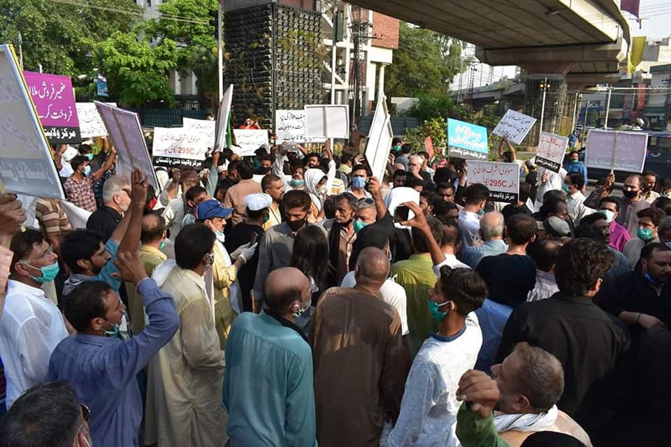 Punjab Secretariat, Lahore #Akhbari  #Shia activists call for the execution of  #Barelvi cleric Ashraf Asif Jalali for insulting Lady Fatima, and reject any restrictions on mourning ceremonies due to  #COVID19. No  #SocialDistancing despite  #COVID19 surge. https://www.facebook.com/permalink.php?story_fbid=2501713883474650&id=1828848354094543