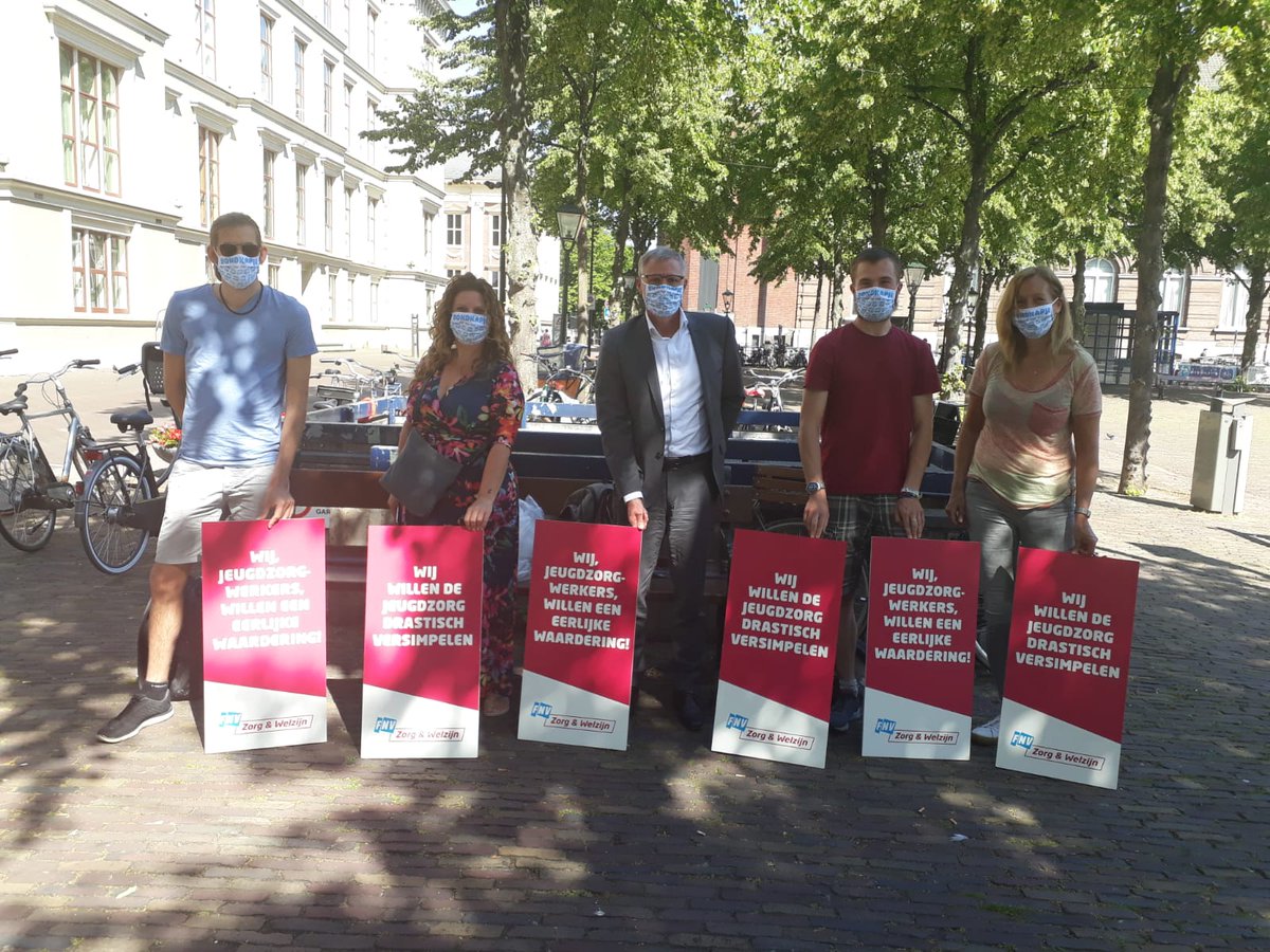 FNVZorg_Welzijn's tweet photo. Jeugdzorgwerkers en Han Busker vragen voor Tweede Kamer aandacht voor een #eerelijkewaardering en het #drastischversimpelen van de jeugdzorg. Vandaag Algemeen Overleg Jeugd. https://t.co/alYWYjVuxe