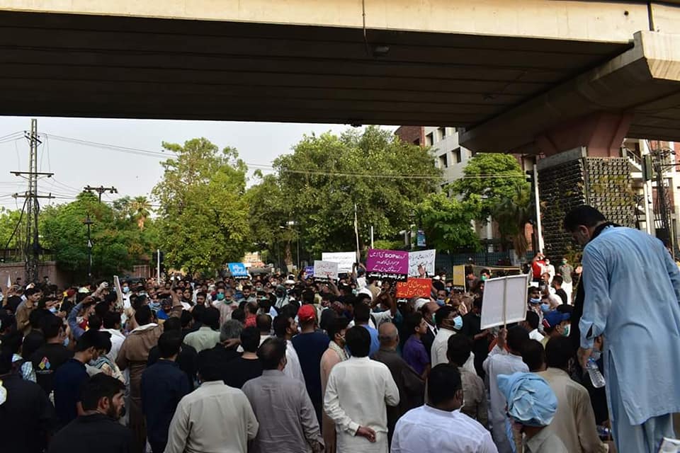 Punjab Secretariat, Lahore #Akhbari  #Shia activists call for the execution of  #Barelvi cleric Ashraf Asif Jalali for insulting Lady Fatima, and reject any restrictions on mourning ceremonies due to  #COVID19. No  #SocialDistancing despite  #COVID19 surge. https://www.facebook.com/permalink.php?story_fbid=2501713883474650&id=1828848354094543