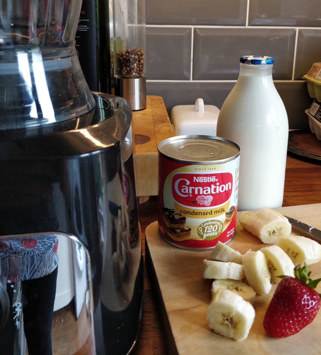 leithp6's tweet photo. Morning P6! I'm preparing for tomorrow's virtual beach trip. I found a recipe for milkshake lollies 🍦🍧🍓I might try our grid recipe too however if you don't have ingredients you could just freeze a cup of juice then scrape it out with a spoon tomorrow (get permission first). https://t.co/pohsAWiR3q