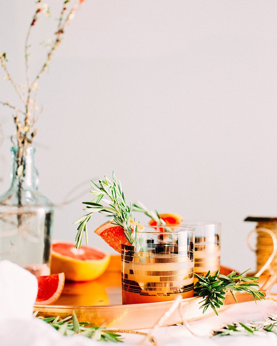𝘐𝘵'𝘴 𝘢𝘭𝘭 𝘢𝘣𝘰𝘶𝘵 𝘵𝘩𝘦 𝘨𝘢𝘳𝘯𝘪𝘴𝘩𝘦𝘴. Fresh rosemary and blood orange for the perfect bittersweet Spritz, made with Wilfred's 0% Abv and Navas tonic. 
.
0% Aperitif: <a href="/wilfredsdrinks/">wilfredsdrinks</a> 
Tonic water: <a href="/navasdrinks/">Navas</a>
.
.
.
#gar