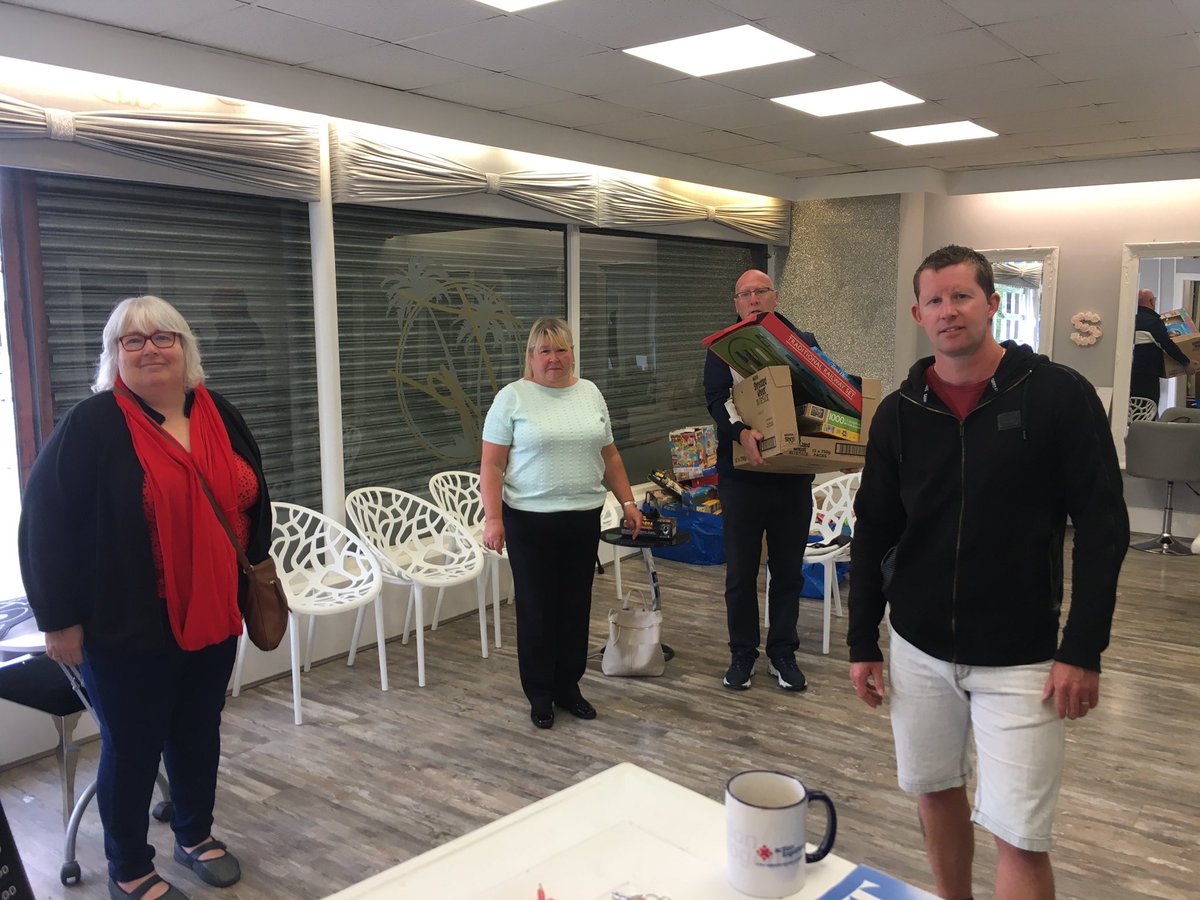 Great to see CLLR Janet Cooper & Councillor Jacqueline Owen at @CommunitycutzC this morning collecting food, books & games for young people across Tameside. #Communuty #Partenship #StrengthenOthers #Tameside #CommunityEngagement #TMBC #CommunitySpirit #Volunteers #Hyde #Droylsden