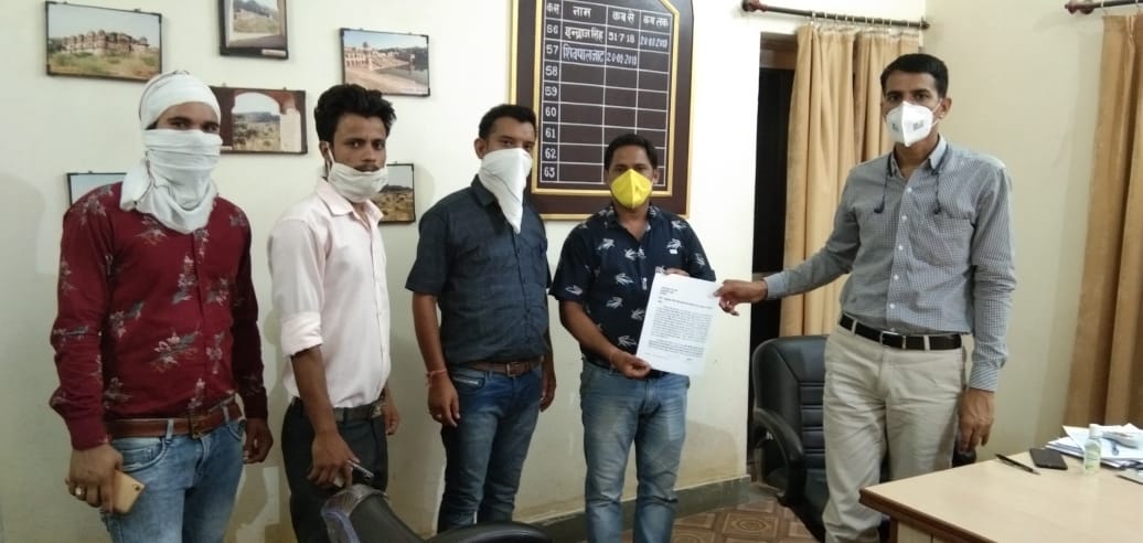 PkRajasthan's tweet photo. राजस्थान झुंझनु जिले के खेतड़ी कॉपर कॉम्प्लेक्स HCL को पुन चालू कराने को लेकर परम आदरणीय प्रधानमंत्री जी @narendramodi जी  के नाम खेतड़ी उपखंड अधिकारी को पत्र के माध्यम से ज्ञापन दिया ।
#SaveKCC #SaveKhetriCopperComplex
@PMOIndia @JoshiPralhad https://t.co/sl9vvf2cwa