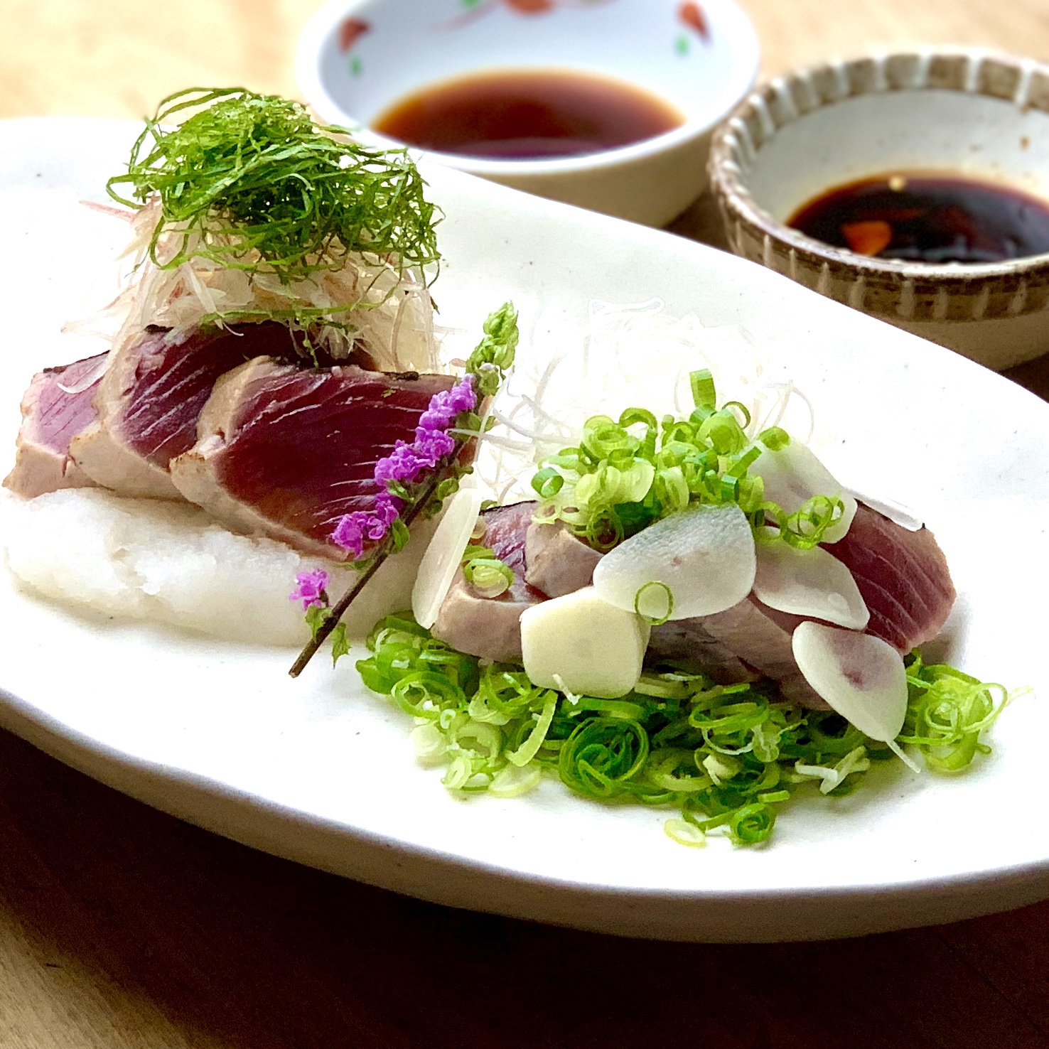 あなご 燗酒 銀座 はかりめ 鰹タタキを食べ比べするの 私の夢だったんです はかりめではコロナに負けるな 免疫力 スタミナup作戦としてにんにく料理を試作中 写真は 鰹のタタキ食べ比べ 千葉県産鰹に薬味たっぷり 自家製ポン酢と にんにく醤油で