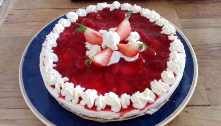 ElginAcHE's tweet photo. Another great cheesecake this time from Ryan in S2 #strawberry #cheesecake #decoration #piping #cookdown #TeamEA https://t.co/EaHj3Idonv