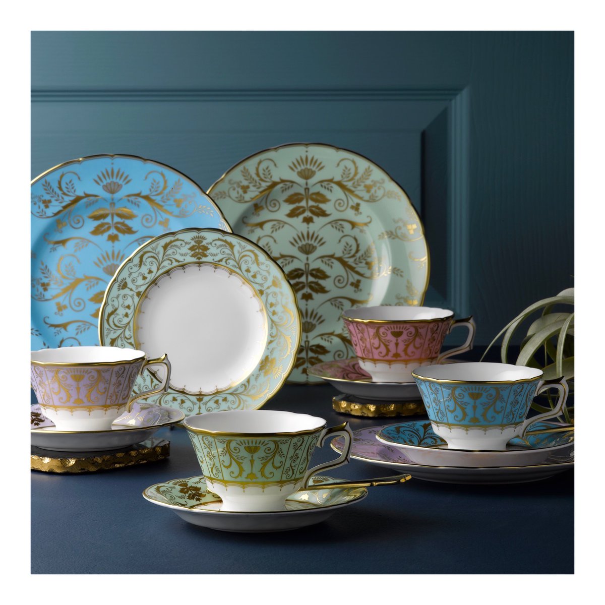 Unique, colourful, memorable

Featured 📸: Darley Abbey Harlequin - available to shop at royalcrownderby.co.uk

#madeinengland #finebonechina #tableware