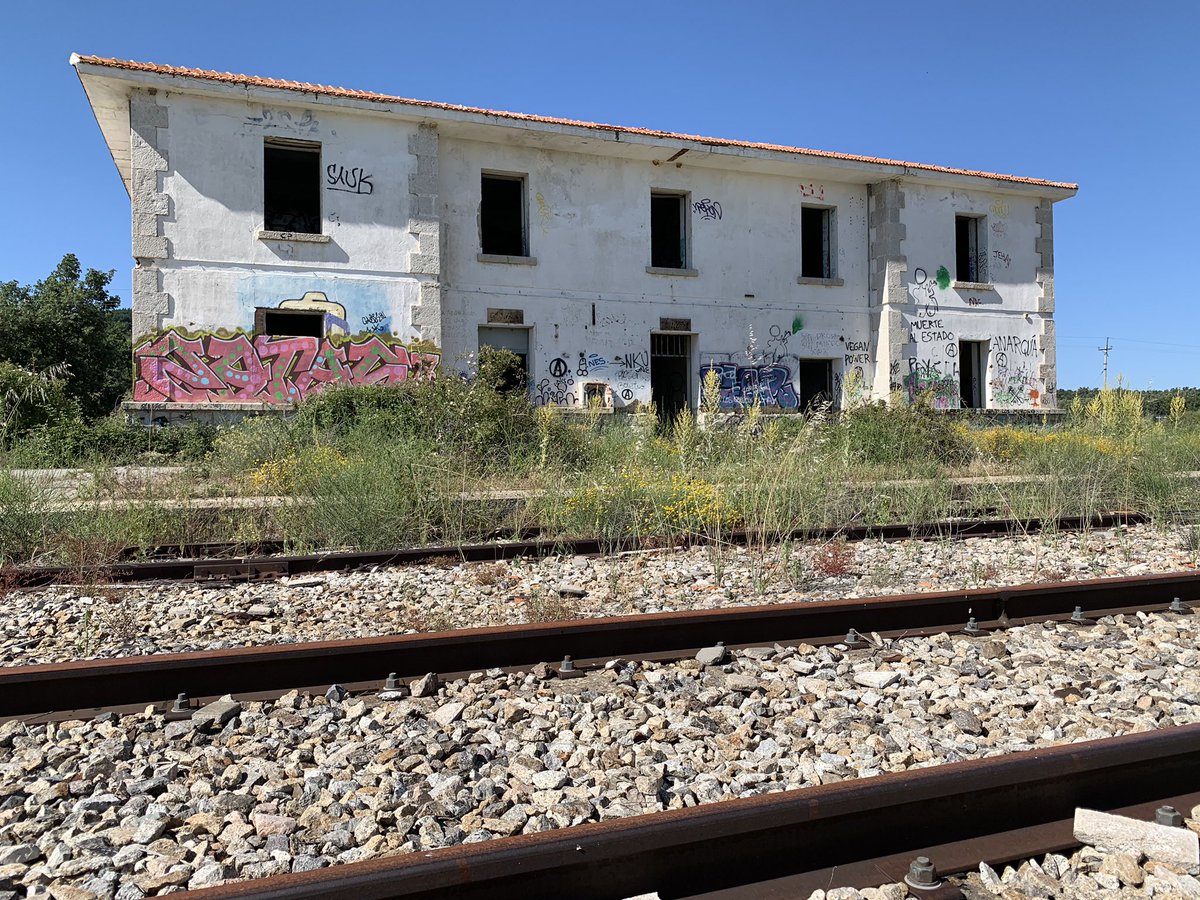 unpaisenmiblog's tweet photo. El fin de semana visité las estaciones abandonadas de Robregordo y Gascones-Buitrago. Se te cae el alma a los pies. Uno sueña con un cercanías que diera servicio a estos pueblos y que, sin duda, revitalizaría la zona, o con el Translozoya funcionando... 🙄
Lo dicho, sueños... 🚉 https://t.co/b3fazwIUyW