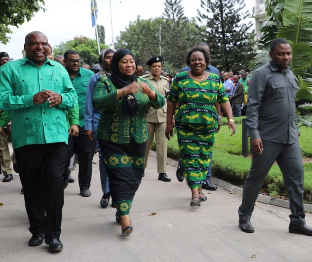 SuluhuSamia's tweet photo. Nikiendelea na Ziara Ya Chama Leo Hii Juni 23,2020 Wilaya Ya Temeke Jijini Dar Es Salaam kwa ajili ya kuzungumza na Wajumbe wa Kamati ya Siasa na Sekretarieti ya CCM Wilaya ya Temeke. https://t.co/8cF2BXG0s1