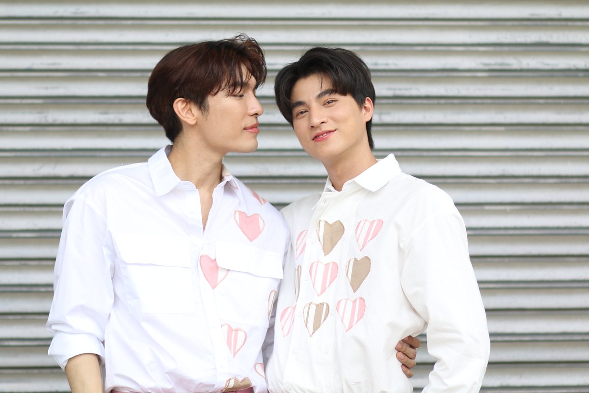 Dailynews_Ent's tweet photo. แอด...ทนความตื่นเต้นไม่ไหวเลยขอจิ๊กรูปสองหนุ่ม "มิว-กลัฟ" จาก #แฟชั่นMGxDailynewsonline ที่กำลังจะออนแอร์วันที่ 25 มิ.ย.นี้ มาฝากกัน ไหนเล่าหน่อยได้ไหมคะว่าเห็นอะไรในรูปบ้างเอ่ย ^^ 
#หวานใจมิวกลัฟ #แฟชั่นเซ็ตเดลินิวส์ออนไลน์ #dailynewsonline #มิวกลัฟ https://t.co/YBor9KdC6i