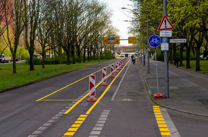 Moratacleta's tweet photo. Madrid no puede quedarse atrás nuevamente. Debe apostar por la bicicleta como lo hace el resto de capitales europeas
#RedCarrilBiciProvisionalYa
 @AlmeidaPP_ @begonavillacis @bcarabante
https://t.co/QyzxA6kW4b https://t.co/imA8J1YtAD
