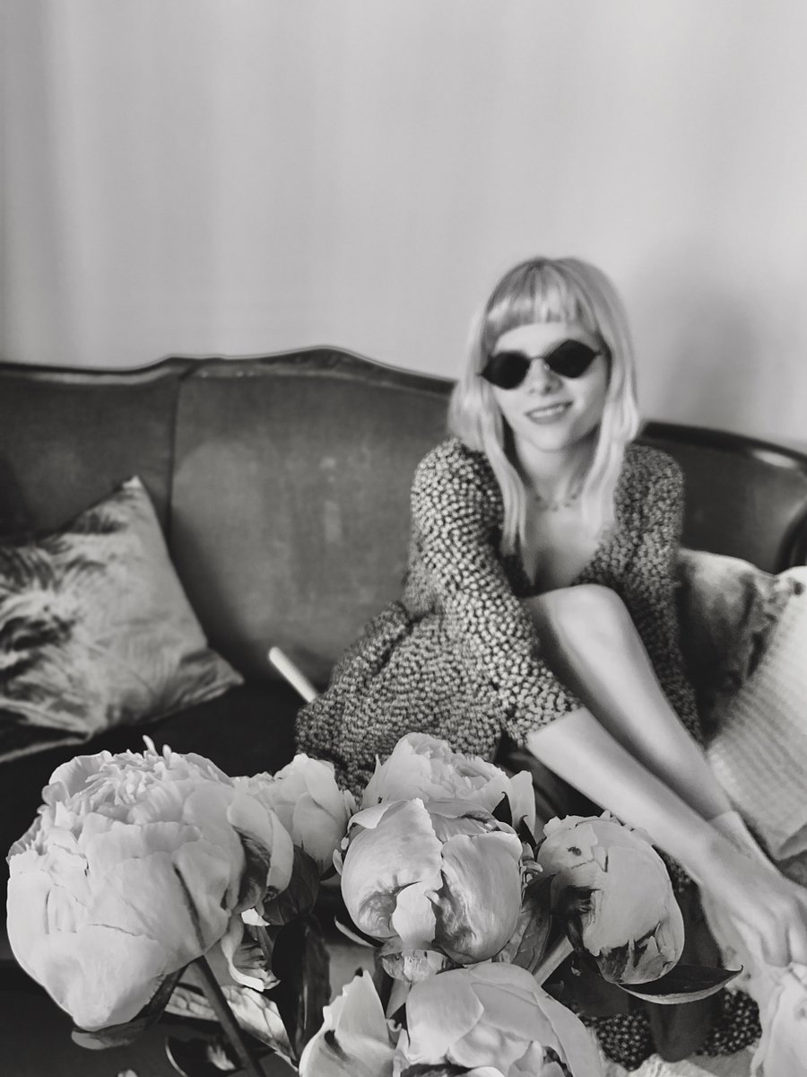 AURORAmusic's tweet photo. Youtube live, 3pm (BST)... I have something to tell you 🔮 https://t.co/hGsQ3UyCZR