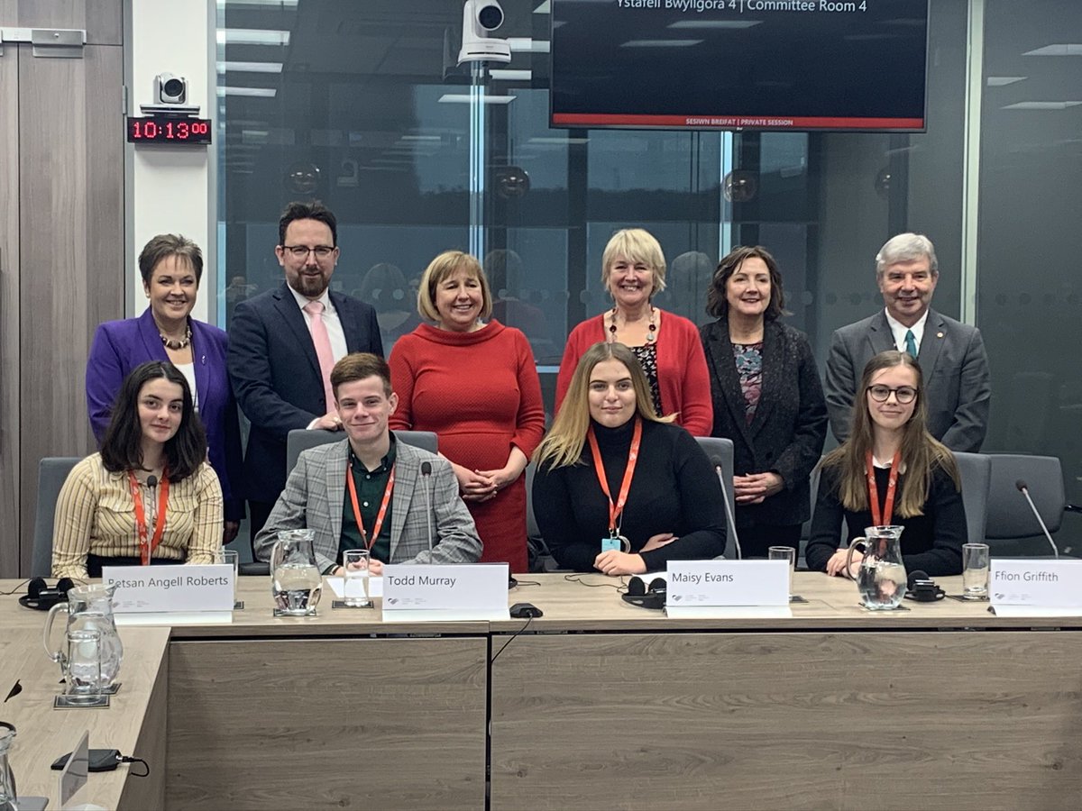 Our  @WelshYouthParl team is made up of some of the most inspirational people I know - I don’t think people realise how much work goes into running a Youth Parliament! You make every meeting (in person and online) amazing so THANK YOU! (6/11)