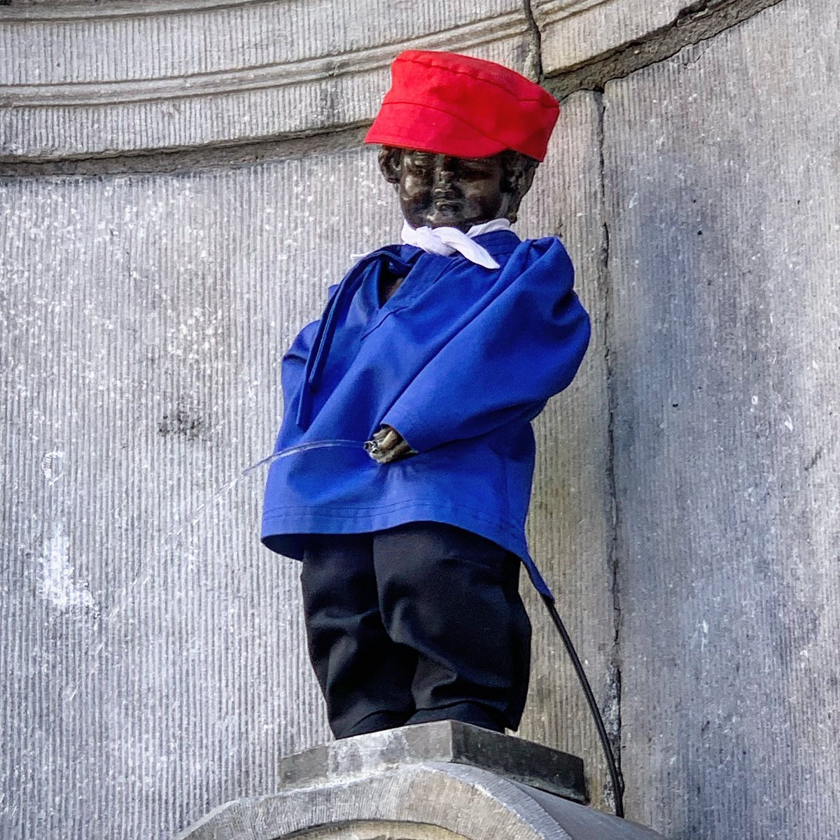 He’s back! 

Manneken Pis is again being dressed up in outfits, after wearing nothing but a face mask for 3 months.

#LockdownBelgium is officially over.