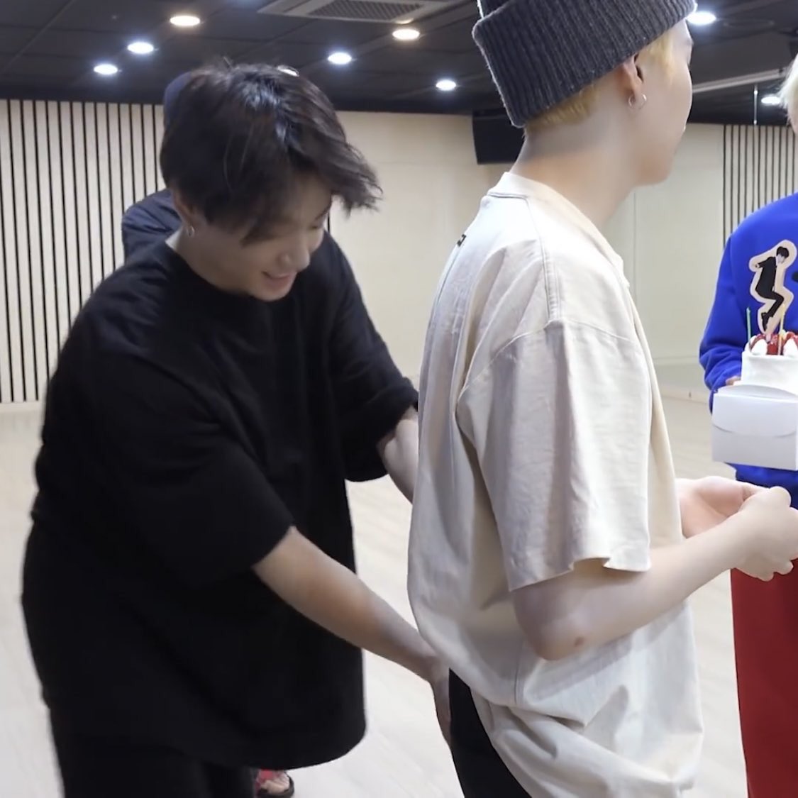 BabyBlu_galaxy's tweet photo. Kook: these are my emotional support cheeks. https://t.co/r68xGcDl15