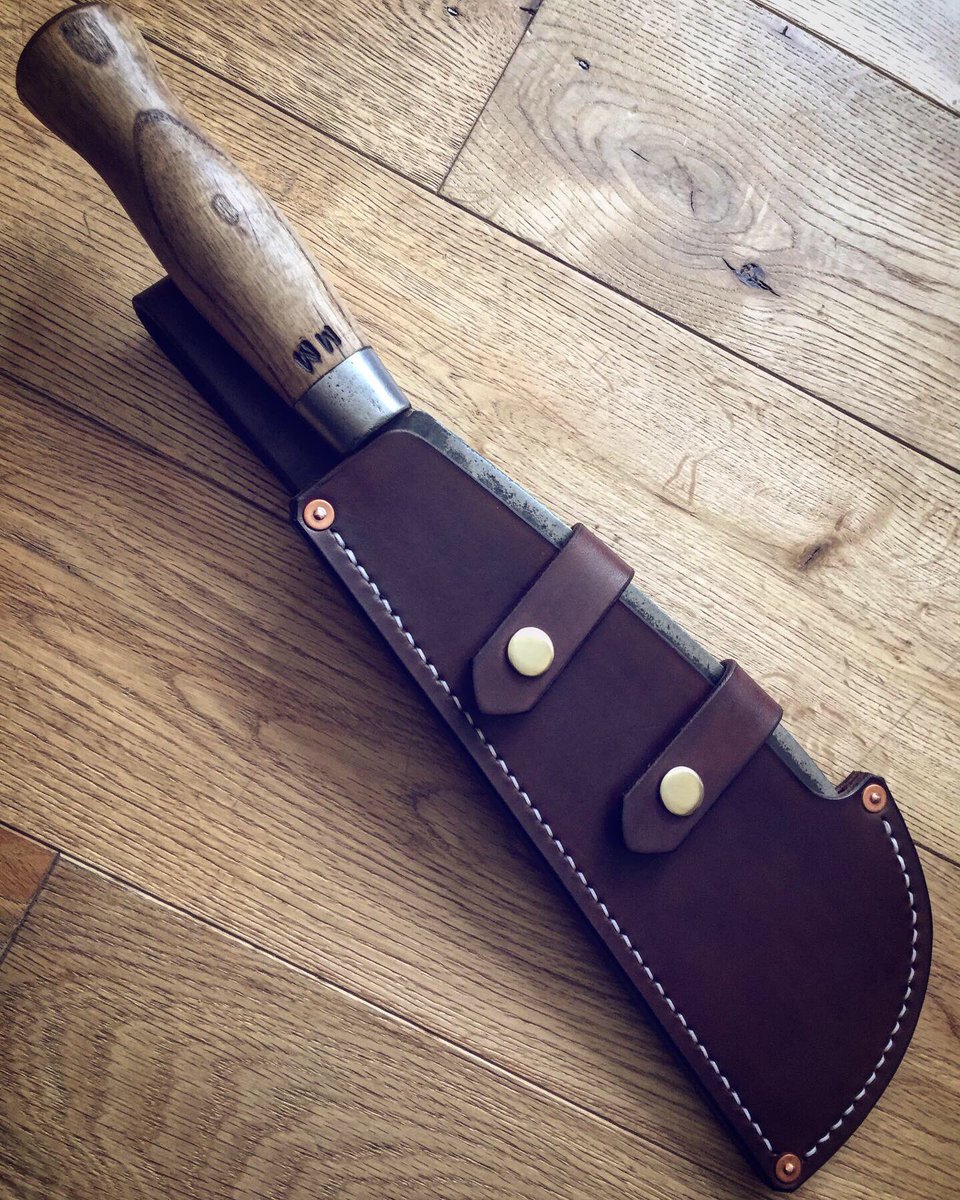 PDBushcraft's tweet image. Custom cover just finished for this lovely vintage Elwell Billhook. Hand dyed 3.5mm veg tan in Dark Brown with copper and brass fittings. Lovely! 😍