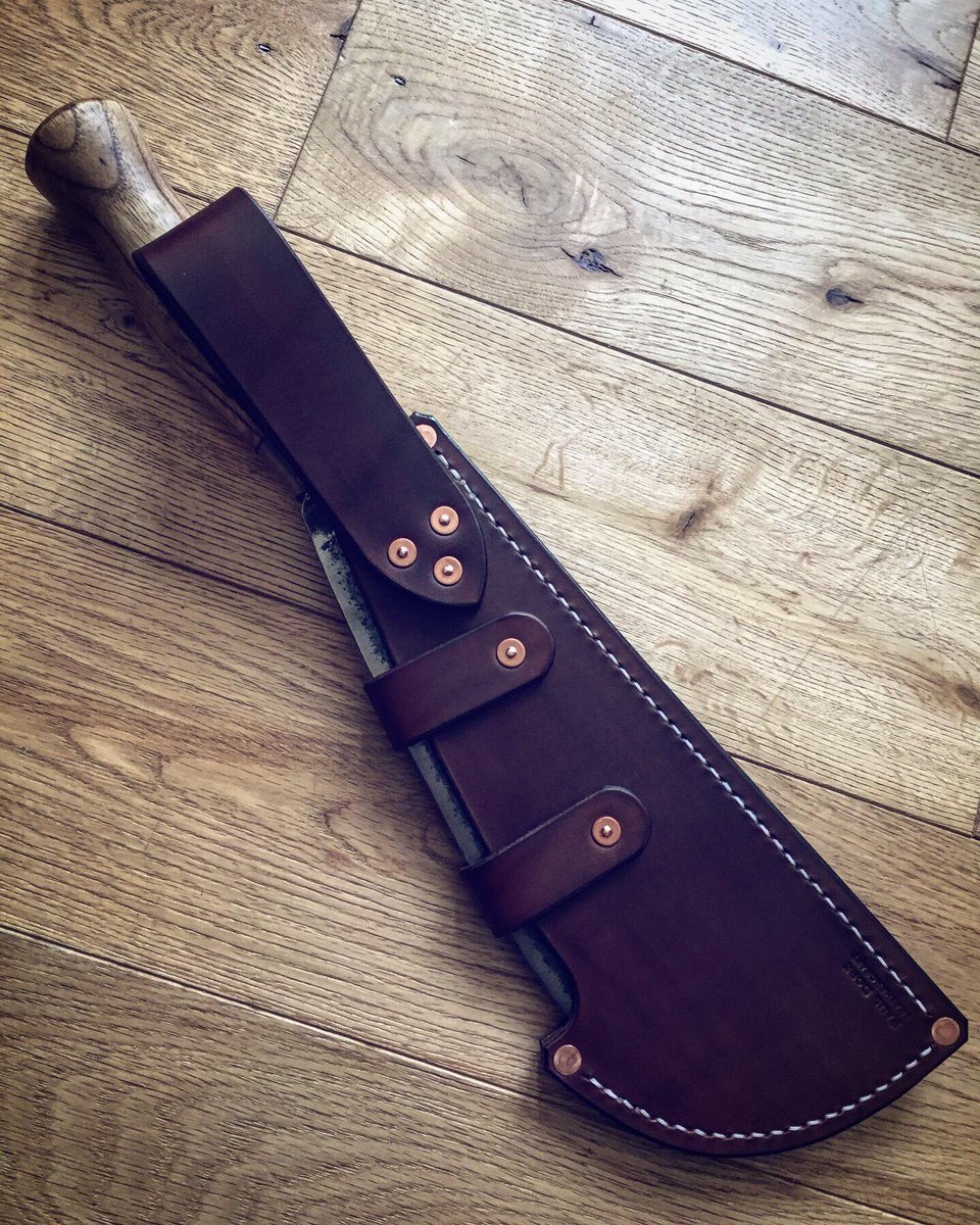 PDBushcraft's tweet image. Custom cover just finished for this lovely vintage Elwell Billhook. Hand dyed 3.5mm veg tan in Dark Brown with copper and brass fittings. Lovely! 😍
