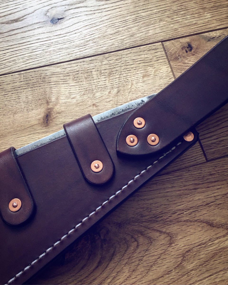 PDBushcraft's tweet image. Custom cover just finished for this lovely vintage Elwell Billhook. Hand dyed 3.5mm veg tan in Dark Brown with copper and brass fittings. Lovely! 😍