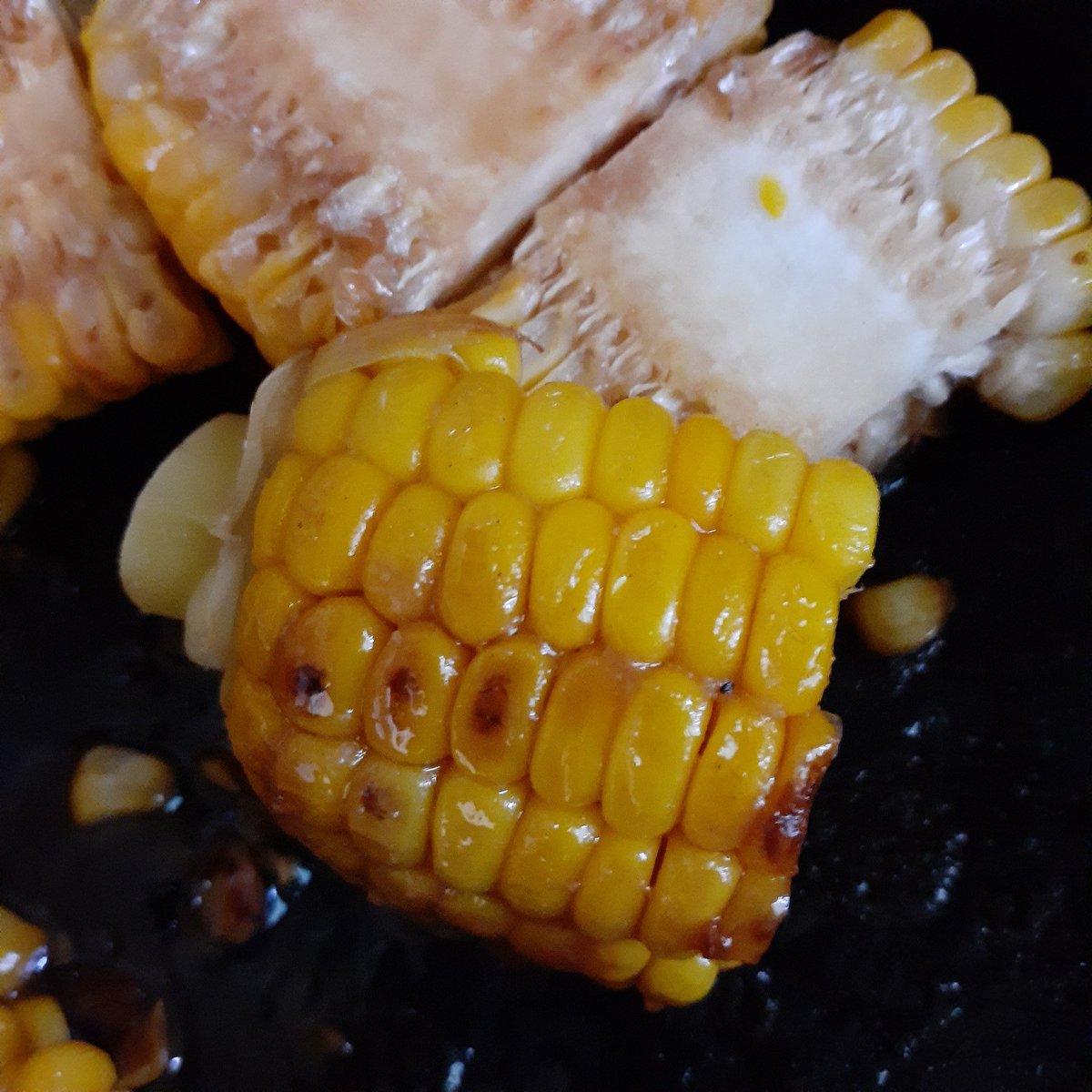 ebiebiepiepi's tweet photo. とうもろこしを茹でるだけも大好きですが、茹でてから醤油で焼き付けたり、にんにくと味噌で炒めたりするのもとても好きです。
旬のものはほんとにおいしい。
#とうもろこし https://t.co/jGTHd2pMCm
