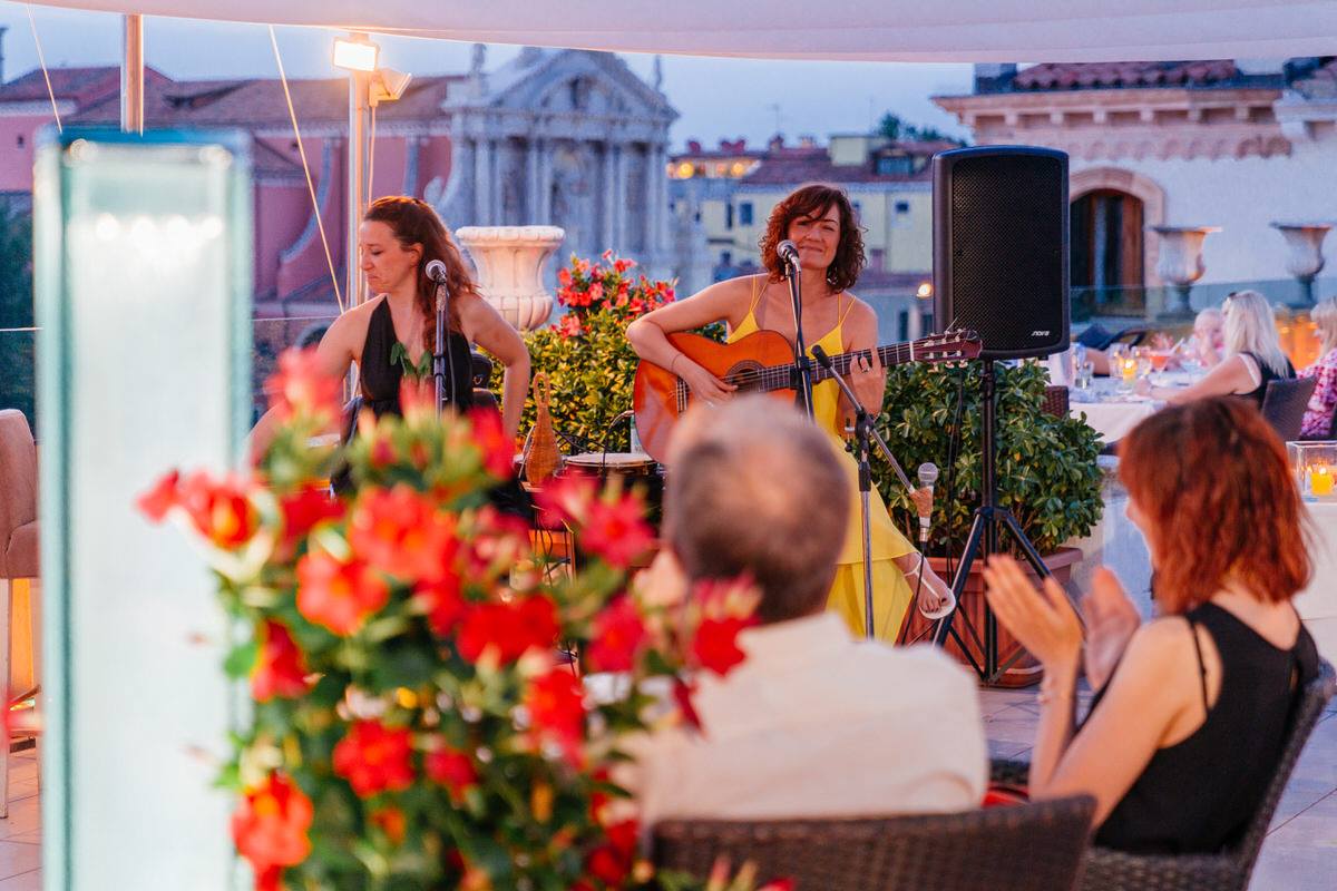 HotelCarlton's tweet photo. Anche quest’anno, il #TopoftheCarlton ospiterà la rassegna musicale #WomenforFreedominJazz a partire dal 10 luglio.
Quest’anno ci sarà la collaborazione di prestigiosi marchi per degustazioni di vino e assaggi della nostra cucina. Musica, divertimento e impegno sociale! #venezia https://t.co/iIlUGYawtU