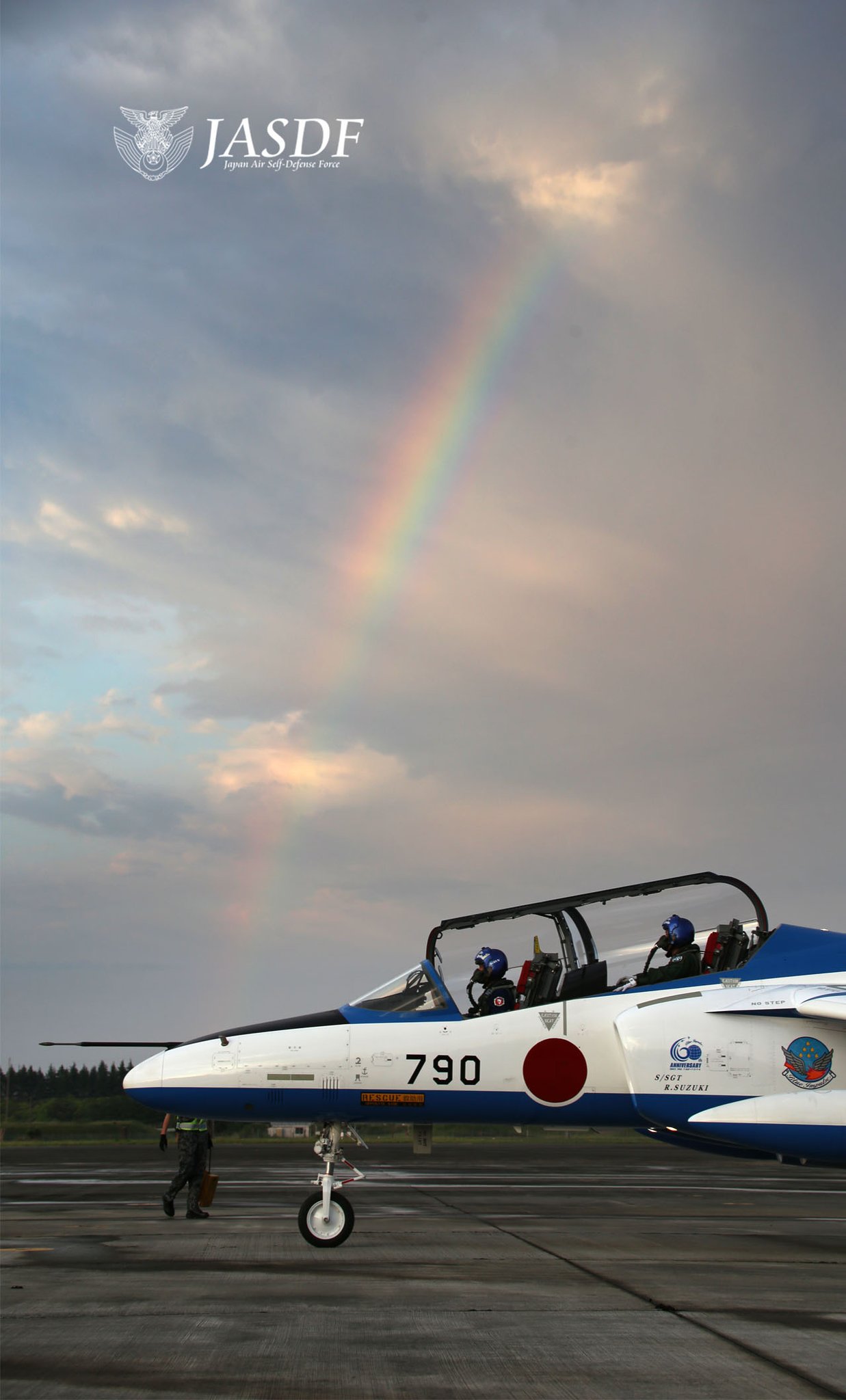 防衛省 航空自衛隊 Twitterren 空幕広報室 です 虹 をバックにブルーインパルスの壁紙 東から 雨雲よけて 入間基地 空には虹が お出迎え ブルーと虹が 幸せ運ぶ 見るたび気分 上がるかも 空自 ブルーインパルス 松島基地 壁紙 待ち受け