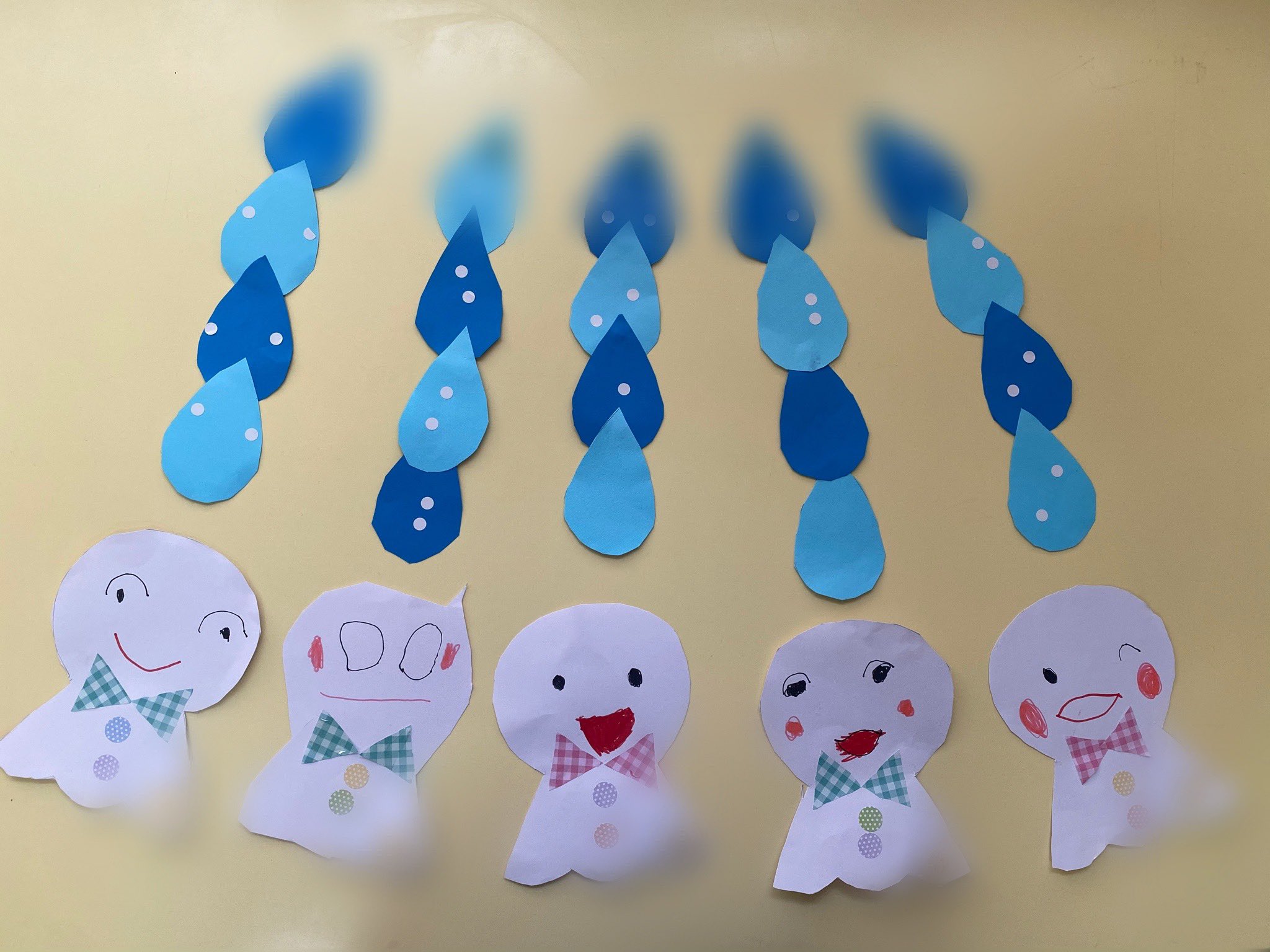 Twitter 上的 いくみん 線を自分で切って てるてる坊主 作ったよ ハサミ上手になったね 雨の製作 しかし個性強いな 笑 6月壁面 4歳児 T Co 2ykegtjueo Twitter