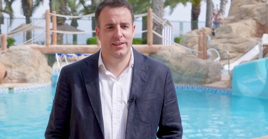 SenatorHR's tweet photo. José María Rossell Massachs, vicepresidente y CEO de Senator Hotels &amp; Resorts, explica algunas de las novedades que nuestros huéspedes encontrarán en servicios como el buffet y el equipo de Animación. 👇

https://t.co/wP1JzLMKUR https://t.co/mfUAvpOHMf