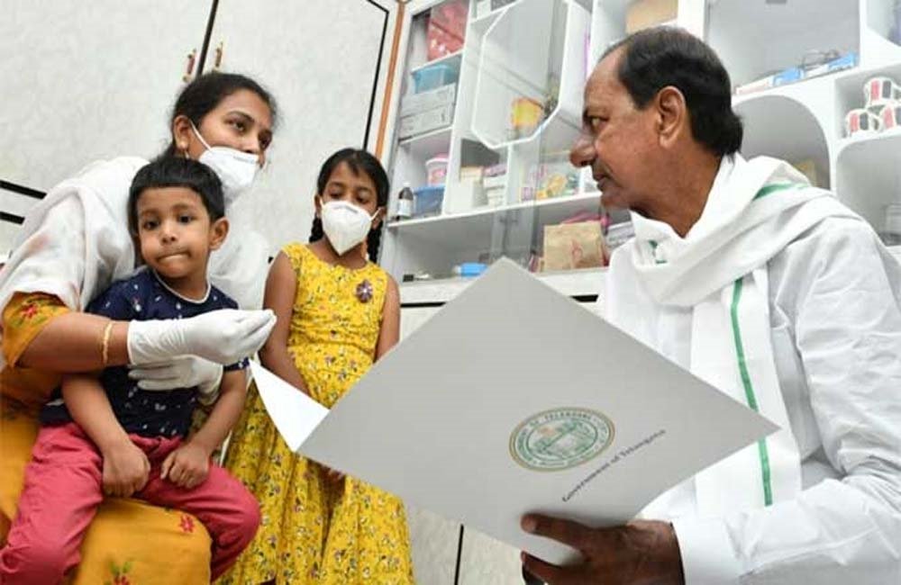 1stIndiaNews's tweet photo. #Telangana : CM K. Chandrashekar Rao का बड़ा फैसला

शहीद कर्नल बाबू की पत्नी को डिप्टी कलेक्टर किया नियुक्त, परिवार को 5 करोड़ रुपए की दी सहायता, 15 जून को गलवान घाटी में शहीद हुए थे कर्नल बाबू, कर्नल बाबू समेत 20 जवान हुए थे चीन के साथ झड़प में शहीद 

#ColonelSantoshBabu https://t.co/lkq6mVYSSE