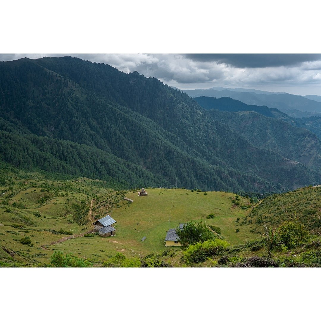 hp_tourism's tweet photo. Shetadhar, Thachi Valley, Mandi Himachal Pradesh || Credit: Lucky Malhotra https://t.co/71GymQPF8N