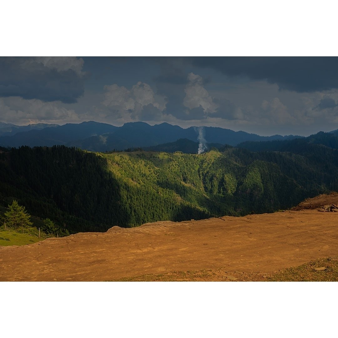 hp_tourism's tweet photo. Shetadhar, Thachi Valley, Mandi Himachal Pradesh || Credit: Lucky Malhotra https://t.co/71GymQPF8N