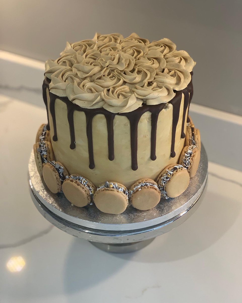 Gorgeous customer photos of our Biscoff (Vegan option available too!🌱) Celebration Drip Cake, baked by our fabulous Jess! 🎂