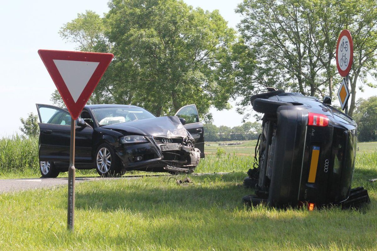 Twee gewonden bij fors ongeval op N356 tussen Dokkum en Holwerd - #Friesland -..