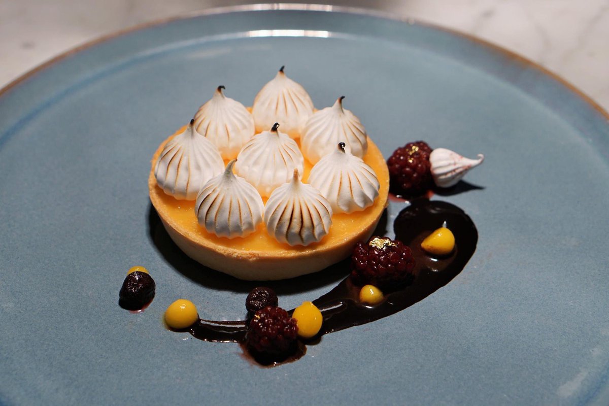 Sugar Sugar...😋
#sugar #dessert #desserttime #حلويات #yummy #madebyme #dessertlover #حلوياتي #chocolate #crema #finedinning #tarte #decorationideas #plates #سكر #berries #flame #l4l #staph_mar #chef #chefmustaphahajomar  #lemon #lemon_tart #delicious #deliciousdesserts