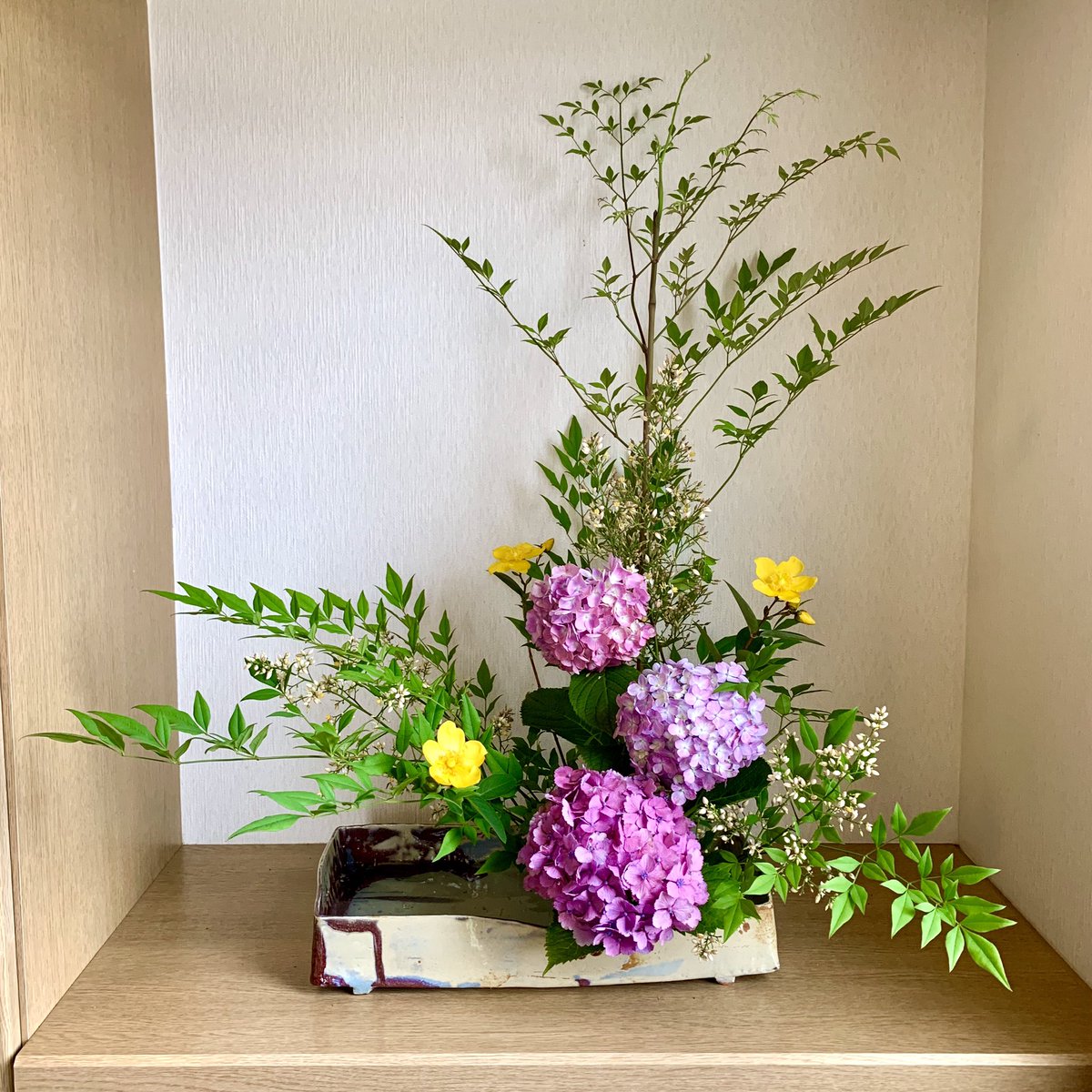 Ray Joseph レイです 6 21 Sunday 庭に咲いた南天の葉と花 紫陽花 ヒペリカム ヒドコートを使って 生け花しました I Arranged Flowers Japanese Ikeba By Using Our Garden Flowers 生け花 紫陽花 南天 ヒペリカム お花 Ikebana