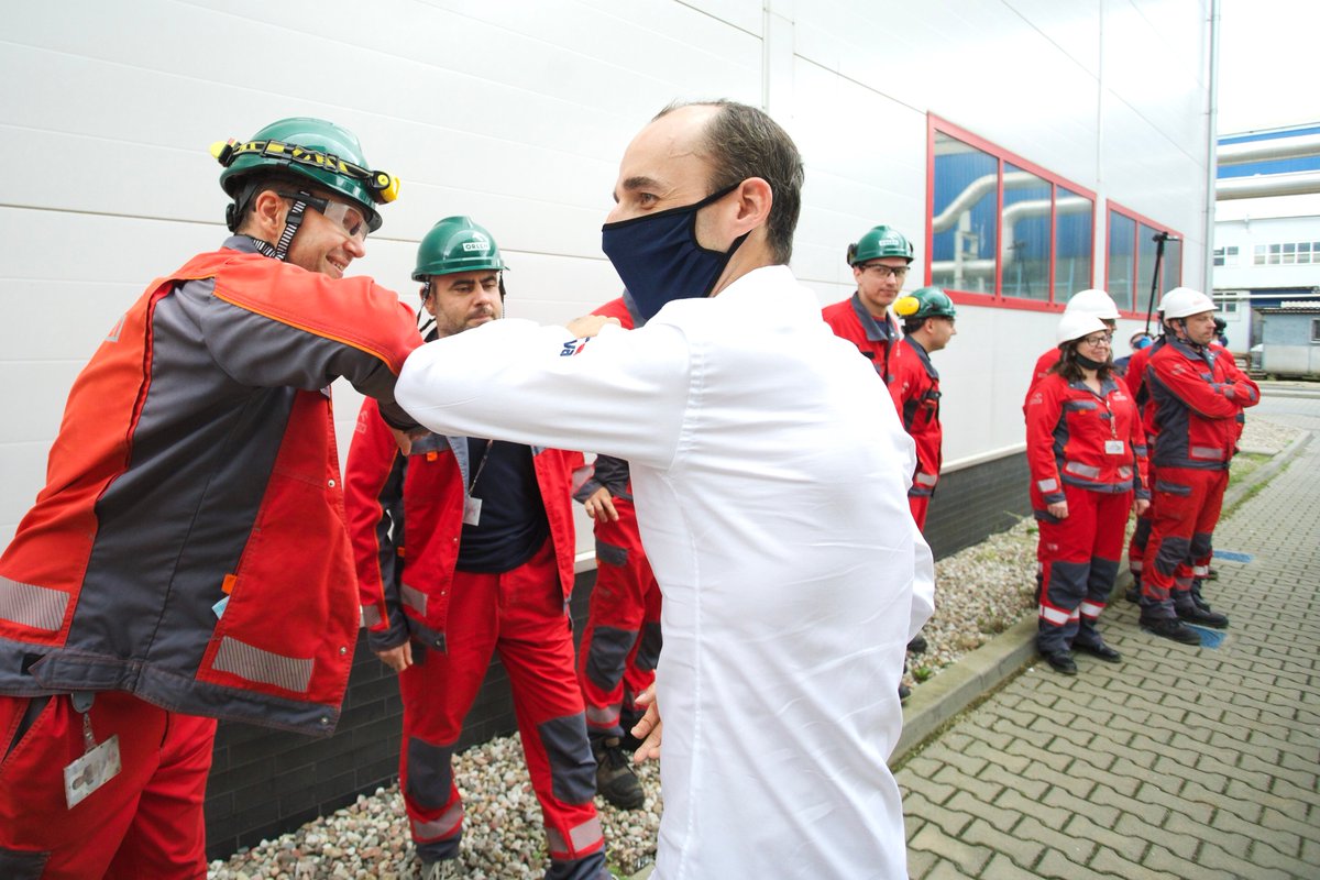 DanielObajtek's tweet photo. Przed rozpoczęciem sezonu Robert #Kubica znalazł czas, żeby odwiedzić pracowników naszej płockiej rafinerii. Dziękujemy za wizytę i przy tej okazji dziękujemy wszystkim pracownikom @PKN_ORLEN za ich profesjonalizm i odpowiedzialność w trudnym dla nas wszystkich czasie https://t.co/CDVPEWhsf6