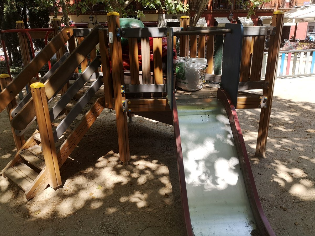 CMxiomy's tweet photo. Apertura de parques infantiles, nos dijeron que los desinfectarian una vez al día, mirar el parque de mi barrio, sigue igual que en el estado de alarma. @MADRID @IdiazAyuso https://t.co/TCrF2FZzlL