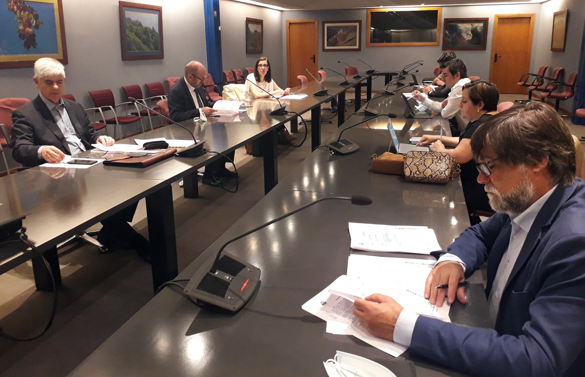GobAsturias's tweet photo. ♻️@Cogersa1 invertirá 850.000 euros para ampliar los accesos a sus instalaciones de #Serín y agilizar el pesaje de camiones. El consorcio destina más de 300.000 euros a comprar contenedores para envases y papel y cartón, y autoriza la campaña con los #Aytos sobre reciclaje https://t.co/TfjUl00ZFV