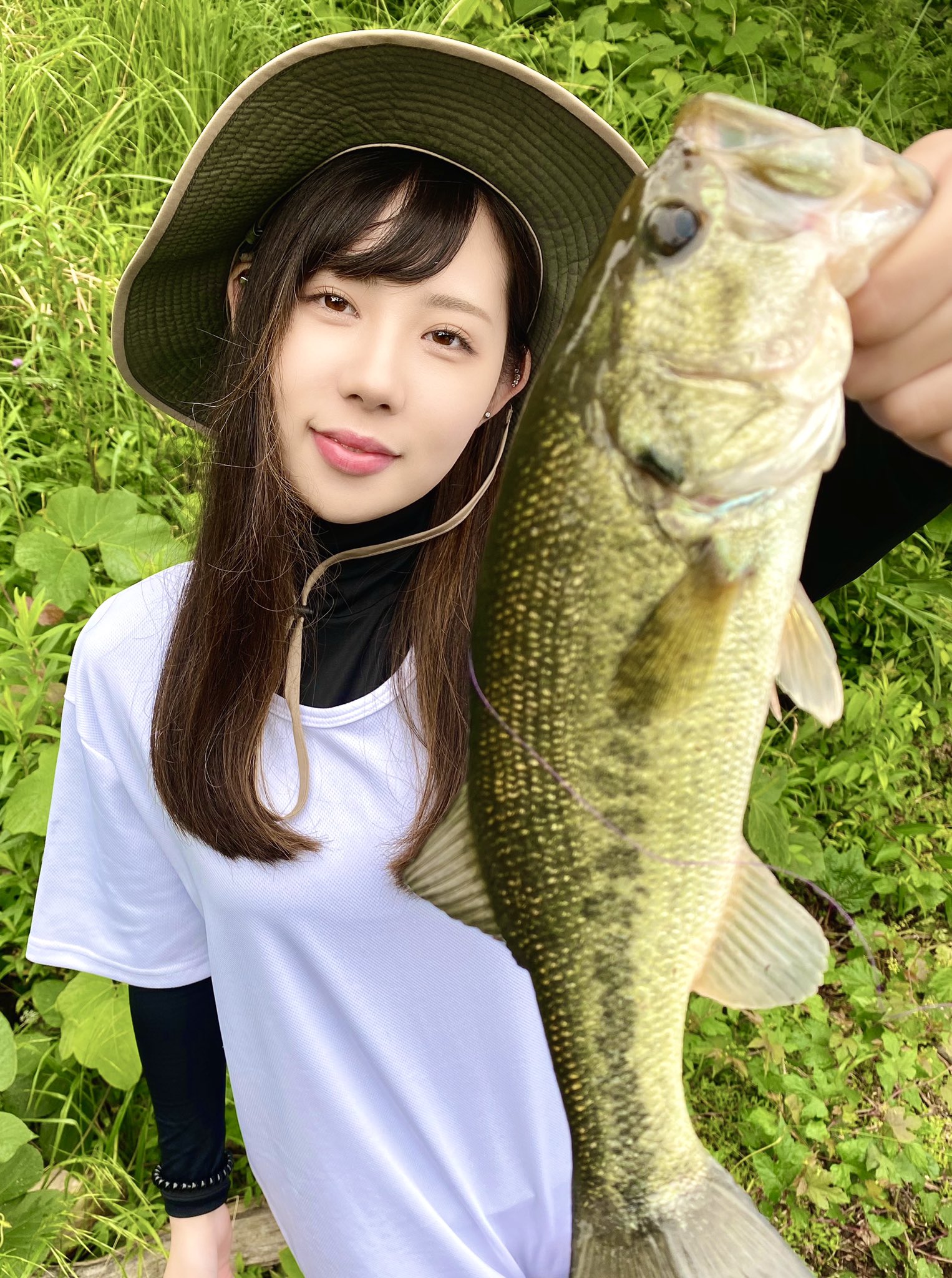 Chizuru デラクー早巻きでチビバスちゃん 何故か眩しそうな顔してる笑 釣り バス釣り アウトドア ブラック バス オオクチバス 釣りアパレル アパレル Bonheur Tシャツ ドライtシャツ ハット 撥水ハット 帽子 釣りガール Bonheurガール