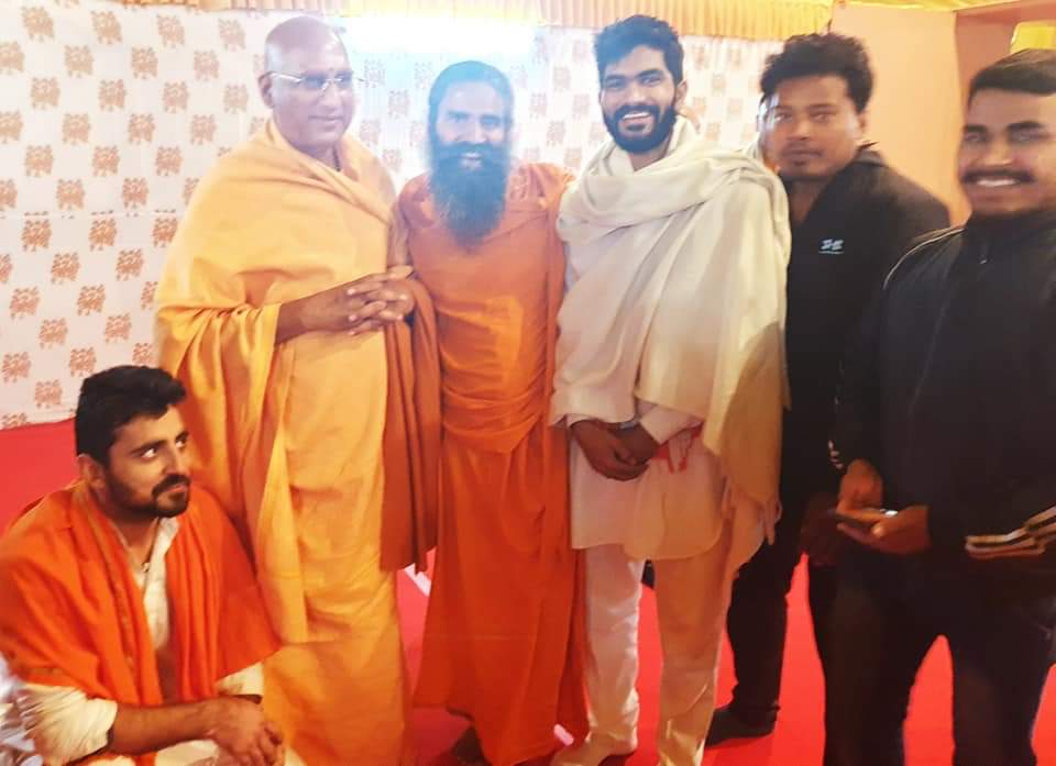 RahulAary's tweet photo. #Coronil दवा से ही #COVID19 की जंग लड़ी जा सकती है, एलोपैथी तो घुटने टेक चुकी है । #SwamiRamdev का विरोध करने वालों के लिए कुछ पंक्तियां...
सर्प क्यों इतने चकित हो, दंश का अभ्यस्त हूँ।
पी रहा हूँ विष युगों से, सत्य हूँ, आश्वस्त हूँ।। https://t.co/MEF2drW8Uv