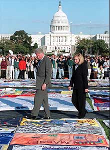 The quilt was first displayed on the national mall in DC in 1987, and the last time it was displayed in full on the mall was in 1996 and was visited by the fist family  @BillClinton and  @HillaryClinton.