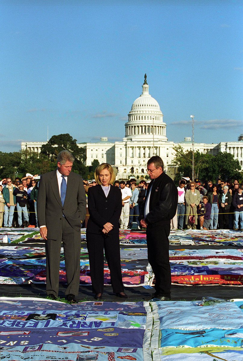 The quilt was first displayed on the national mall in DC in 1987, and the last time it was displayed in full on the mall was in 1996 and was visited by the fist family  @BillClinton and  @HillaryClinton.