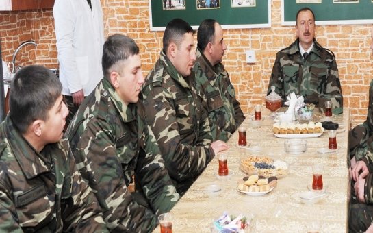 kikboksinq's tweet photo. İlham Əliyev o Prezidentdir ki, parad tribunasından səngərə qədər ordunun bayramında da, ön xəttdə düşmən atəşi altında olanda da onlara baş çəkib nəm torpaqda saatlarla əsgərləri, zabitləri ilə birgə dayanır, onlarla eyni qazandan yemək yeyir, ruh yüksəkliyi verir.
@presidentaz https://t.co/mYe224OleQ