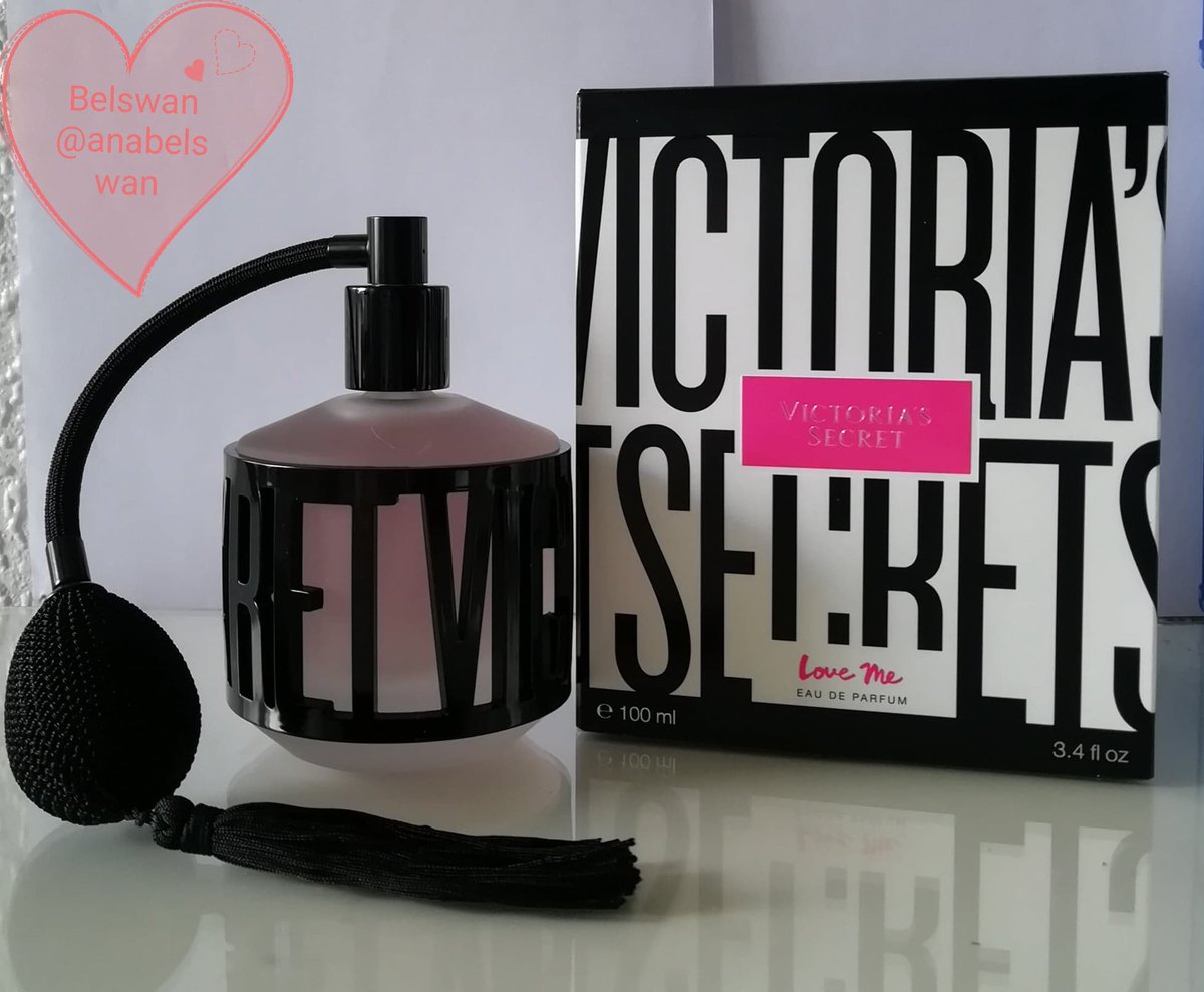Belswan77's tweet photo. Hola!!
Love Me, es el último perfume de Victoria´s Secret que me compre en la droguería online de @notino_es .
Es un perfume floral ideal para días calurosos que me etá gustando un montón.
https://t.co/P1nr6d61ty https://t.co/wDvwbodlDj