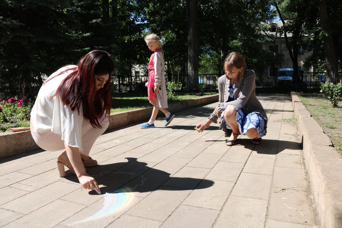 Взрослым и детям предлагаем поучаствовать в акции «Я рисую мелом». Нарисуйте мелками на асфальте рисунок связанный с Парадом Победителей и разместите фотографии на своих страницах в социальных сетях с хэштегами #ярисуюмелом63 #24июня #МСО63 #ГодПамятииСлавы63 #Куйбышевский