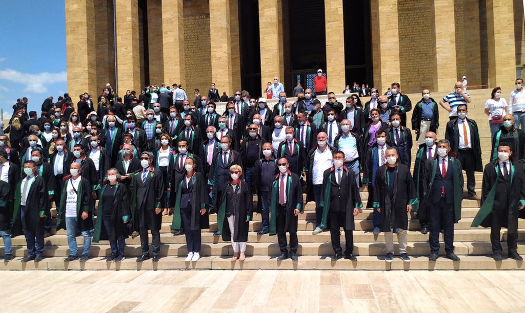istbarosu's tweet photo. Tüm müdahalelere rağmen bu ülkenin şehirlerinin Baro başkanları olarak Ata’mızın huzuruna çıktık. Çünkü #SavunmaDurdurulamaz https://t.co/cYp5m1MIrq
