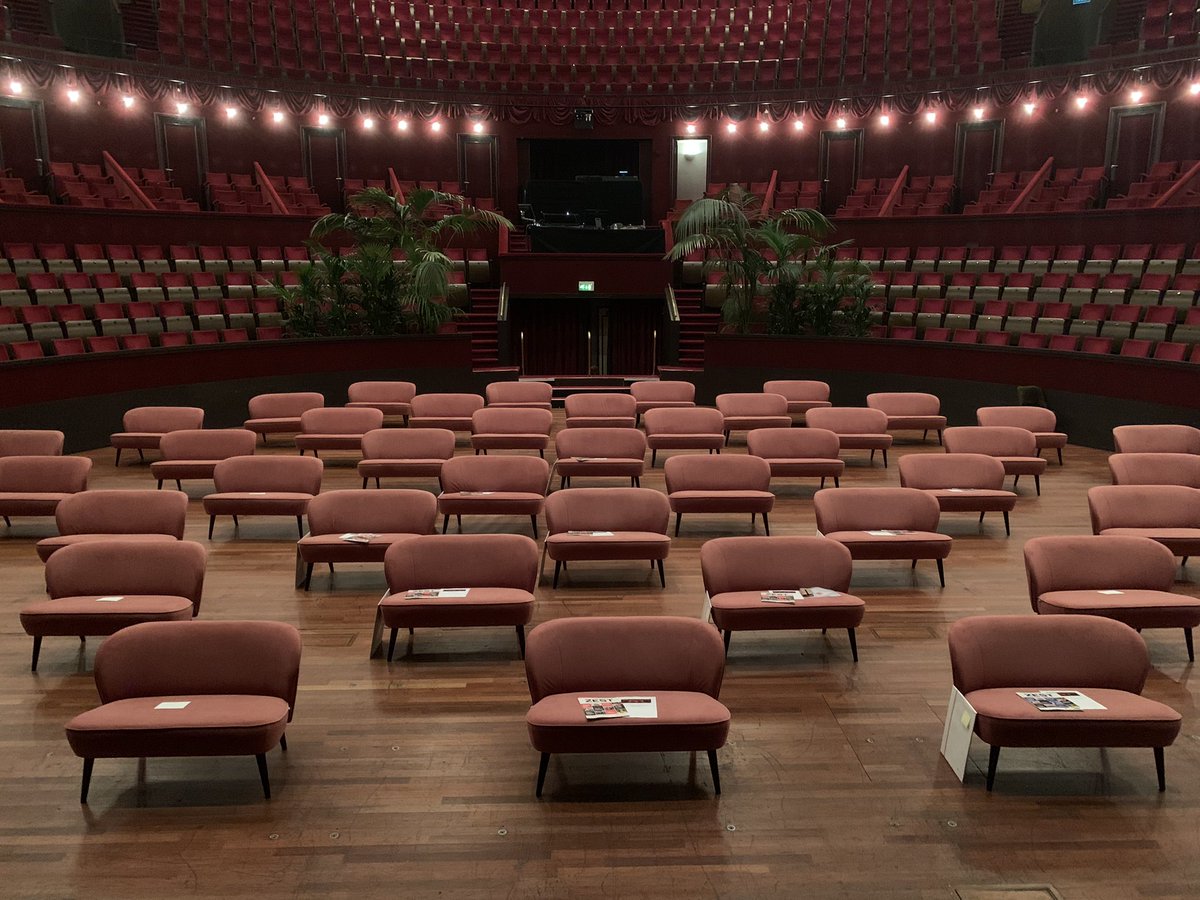 Strx uitreiking van <a href="/Nh1816/">Nh1816 Verzekeringen</a> Zest #6 in de #coronaproef opstelling in grote zaal van <a href="/theatercarre/">Koninklijk Theater Carré</a> samen met betrokken #localheroes