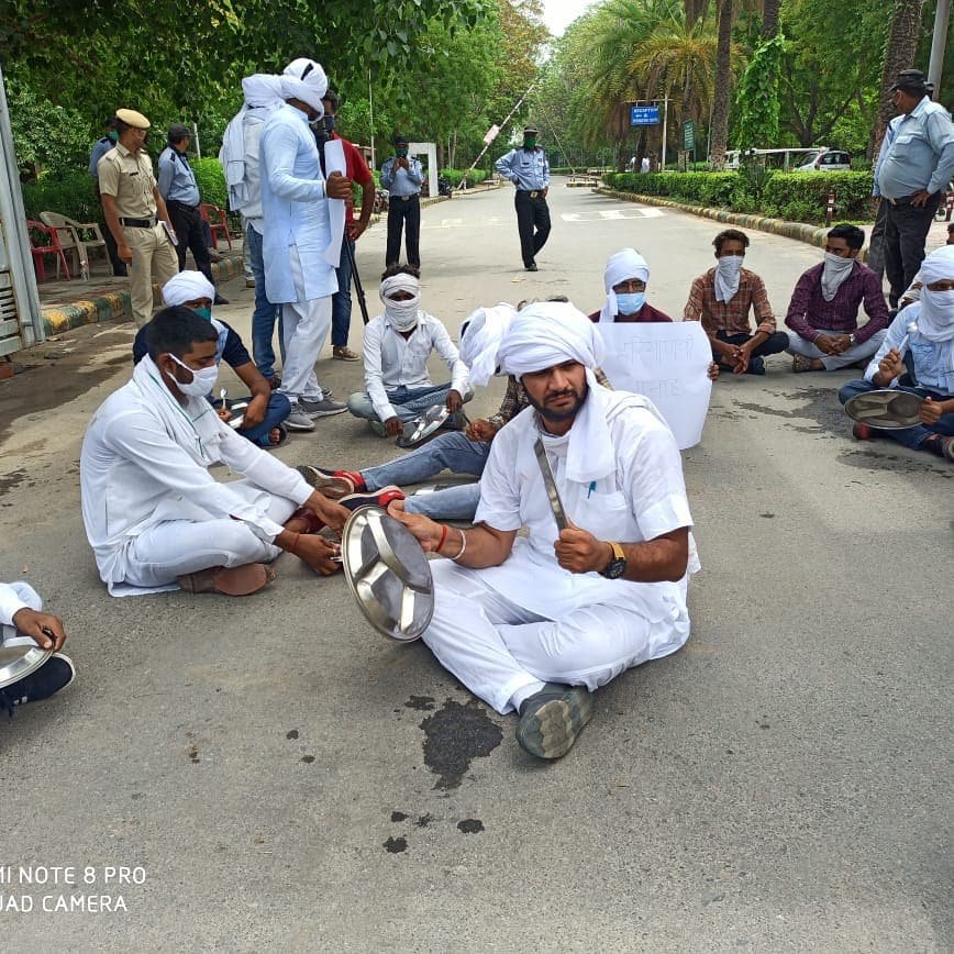 nsui's tweet photo. NSUI हरियाणा के कार्यकर्ताओं ने हिसार में गुरु जम्बेश्वर विश्वविद्यालय में थालियां बजाते हुए प्रदर्शन किया व फाइनल ईयर के छात्रों को बिना परीक्षा प्रोमोट करने की मांग करते हुए वीसी आवास का घेराव किया।
#PromoteStudentsSaveFuture https://t.co/W0Occ9XESy