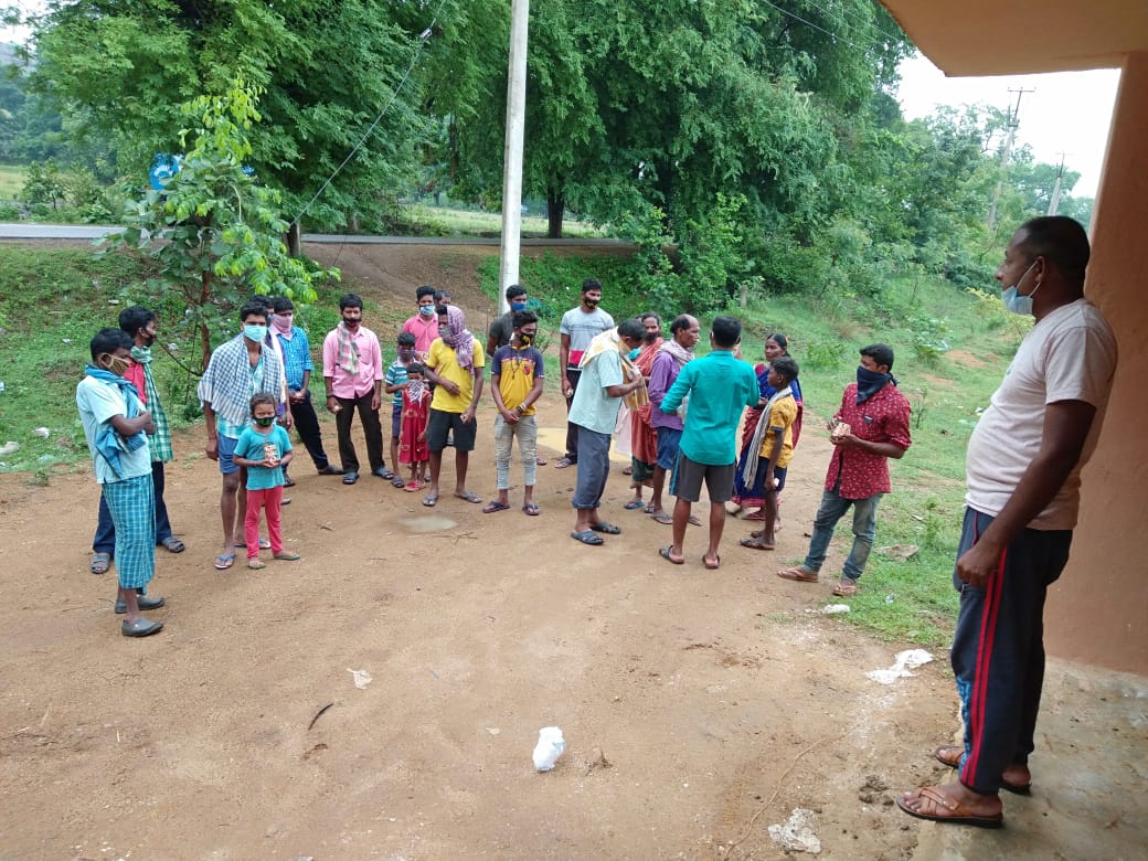 BJD4Balangir's tweet photo. ମହାମାରୀ କରୋନା ସମୟରେ ରାଜ୍ୟ ବାହାରୁ ଫେରିଥିବା ଖପ୍ରାଖୋଲ ଓ ପାଟଣାଗଡ ବ୍ଲକର ଶ୍ରମିକ ମାନଙ୍କୁ ପାଟଣାଗଡ ବିଧାୟକ @Sarojmeher112 ଶୁଖିଲା ଖାଦ୍ୟ ଖାଇବାକୁ ଦେଇ ସାନିଟାଇଜର କରାଇ ତାଙ୍କ ଅସ୍ଥାୟୀ ସ୍ୱାସ୍ଥ୍ୟ ଶିବିରକୁ ଗାଡି ବ୍ୟବସ୍ଥା କରି ପଠାଇଛନ୍ତି।
@Naveen_Odisha 
@bjd_odisha https://t.co/ufDUkXW3Al