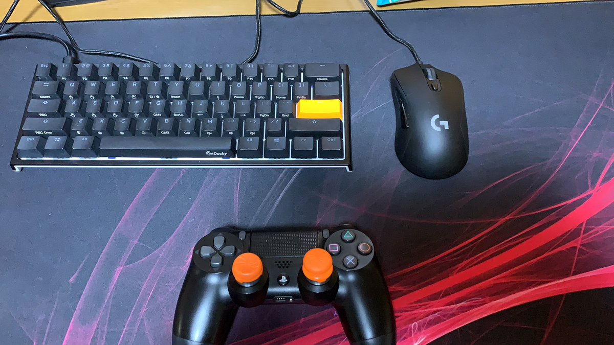WN_ZERO's tweet photo. ボルテックスのフリークも届いたしどっち使おう......
ってか今突き指でゲーム出来んわ https://t.co/6te4MRpyIz